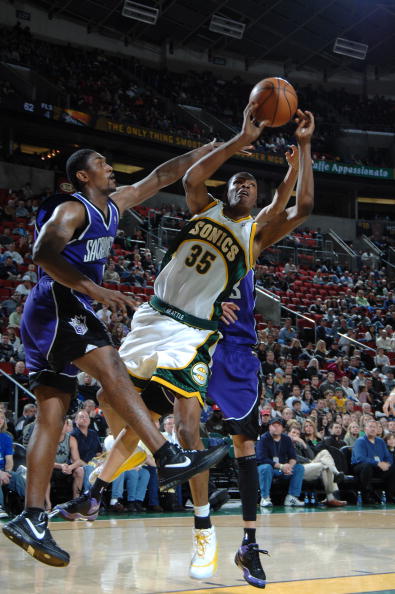 他出现了左 他出现了左